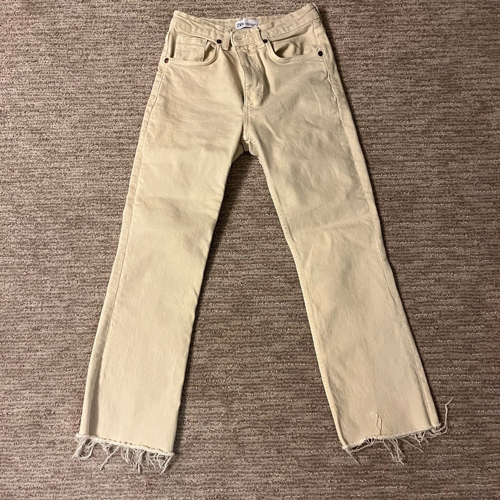 Zara women’s cropped jeans. Size US 4. Color: beige.